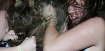 Сражалась за мужа: облила соперницу дегтем и избила